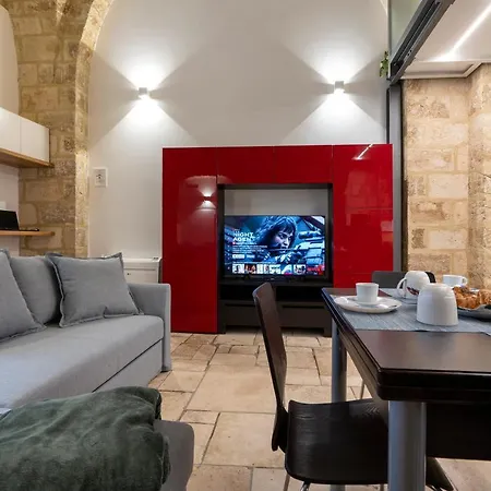 Stazione & Politecnico Stylish With Netflix * バーリ